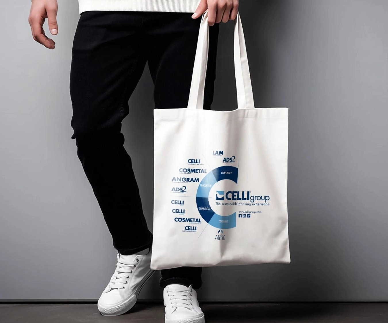 Ragazzo con in mano una shopper brandizzata Celli Group