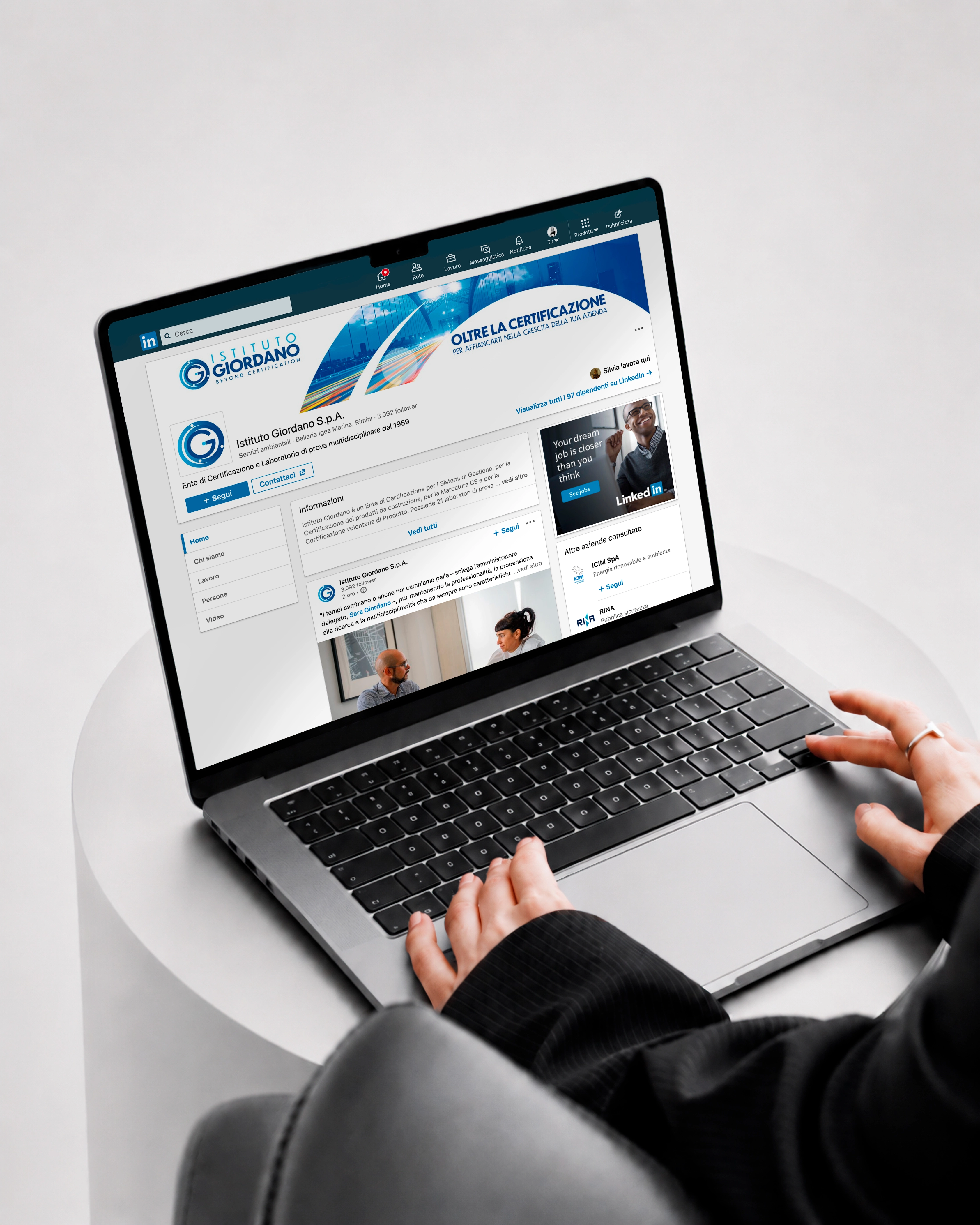 Laptop con pagina LinkedIn di Istituto Giordano