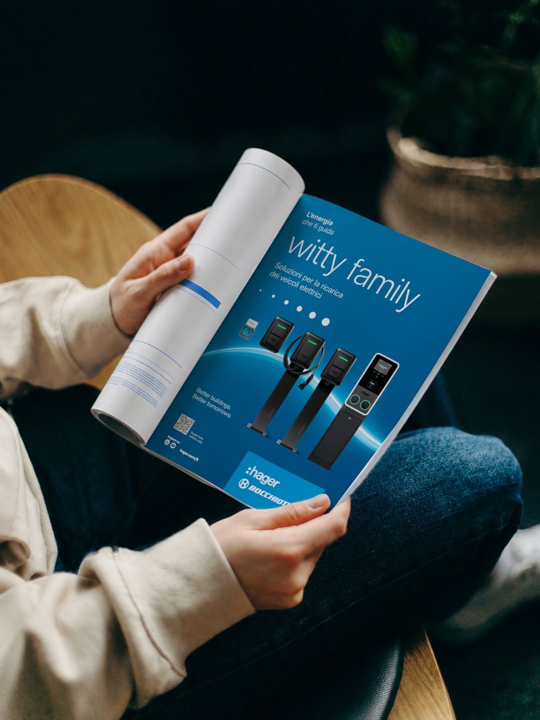 Persona che consulta una brochure Hager della linea witty family per la ricarica elettrica