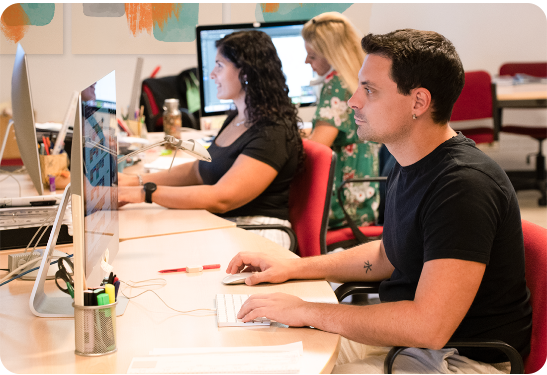 Tre persone del team Promos al lavoro in ufficio