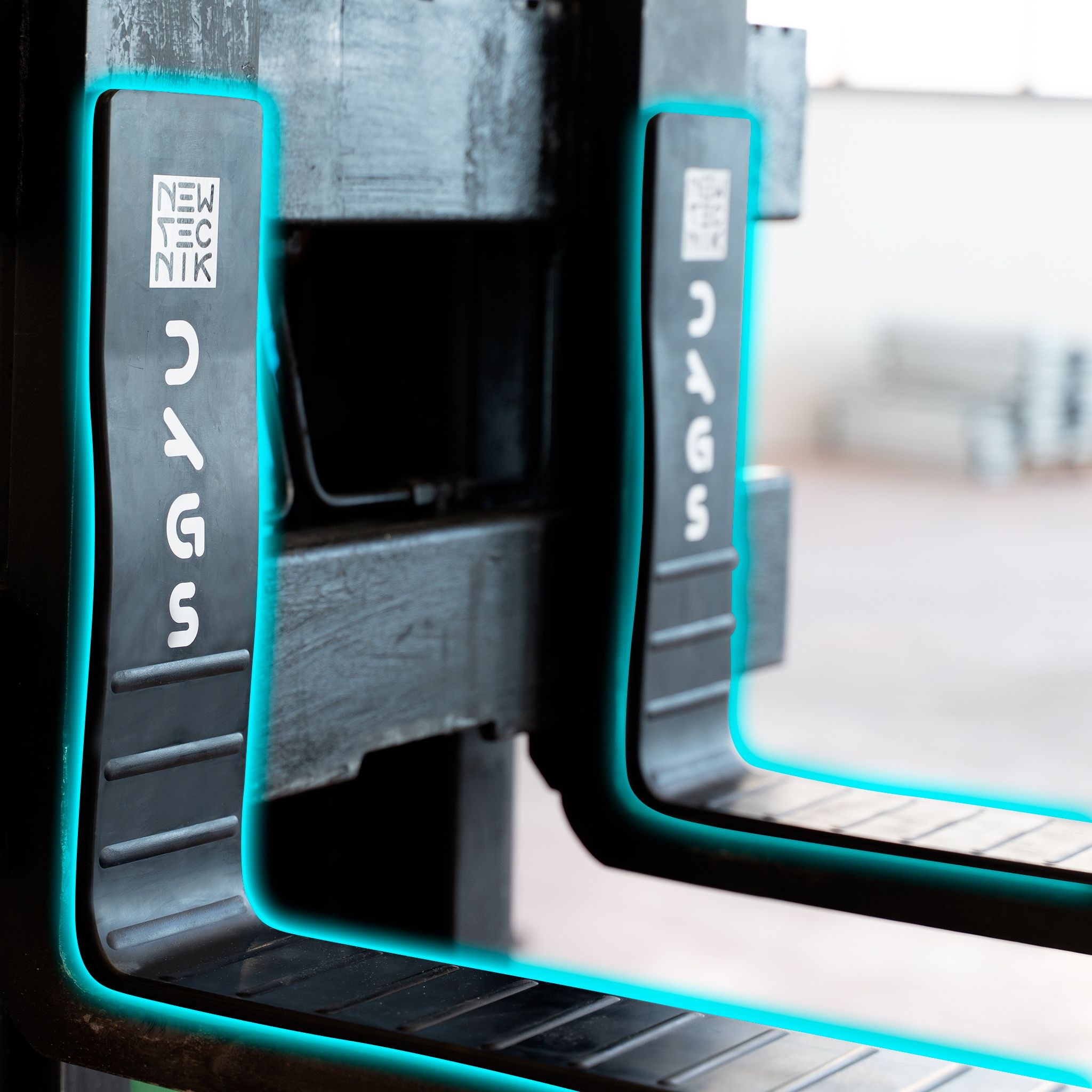 Dettaglio delle protezioni magnetiche DAGS installate sulle forche di un carrello elevatore