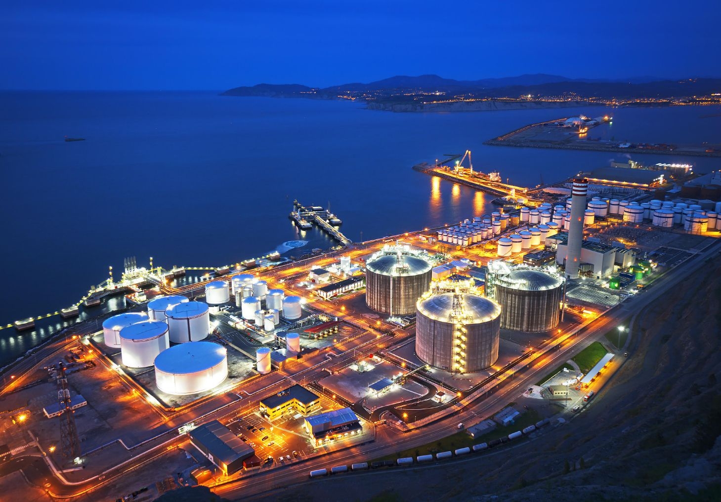 Impianto industriale illuminato di notte per la presentazione delle soluzioni Gewiss
