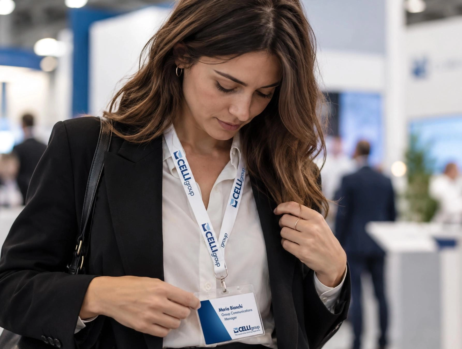 Ragazza con badge di Celli Group addosso