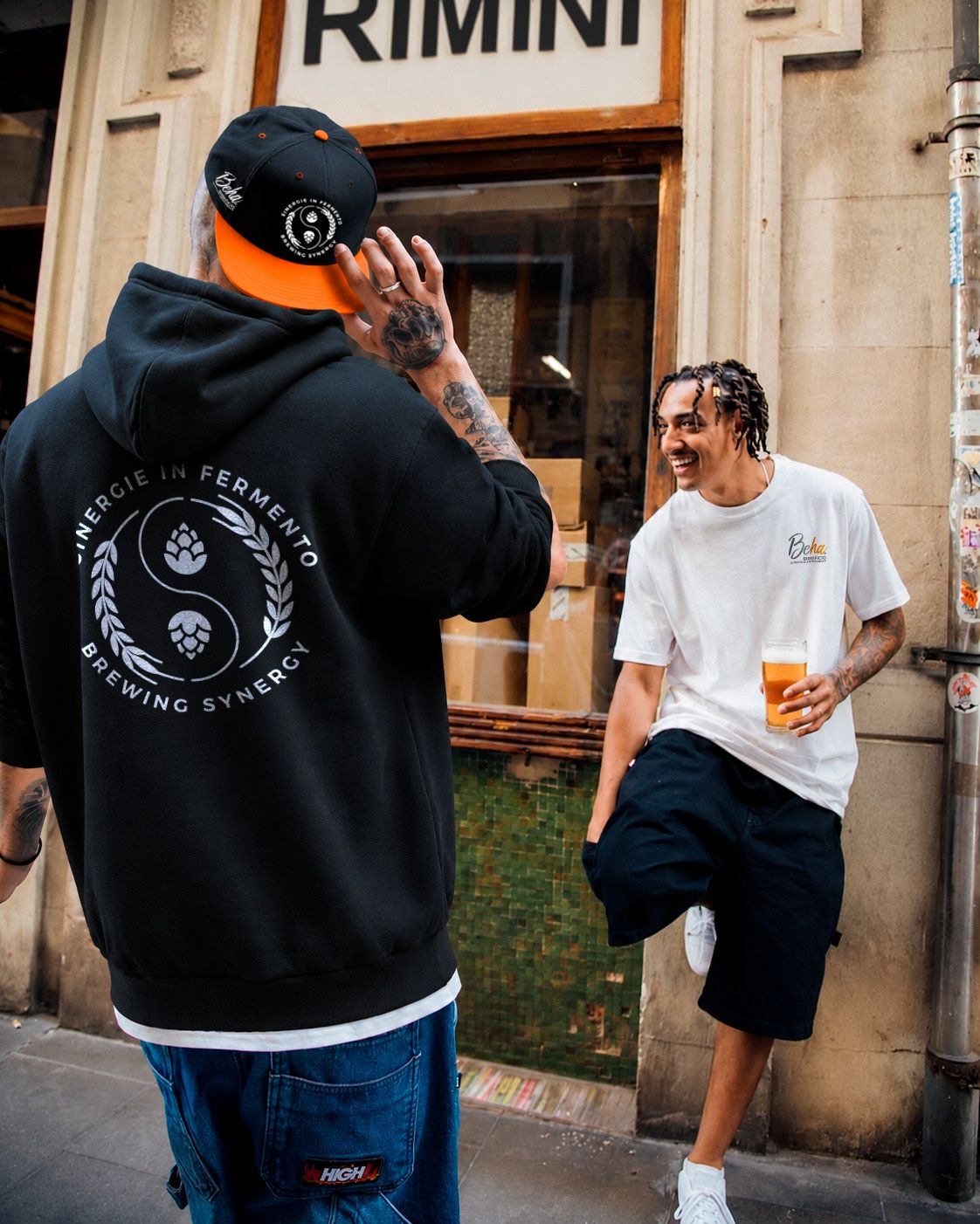 Abbigliamento personalizzato Beha indossato durante un momento conviviale all’aperto