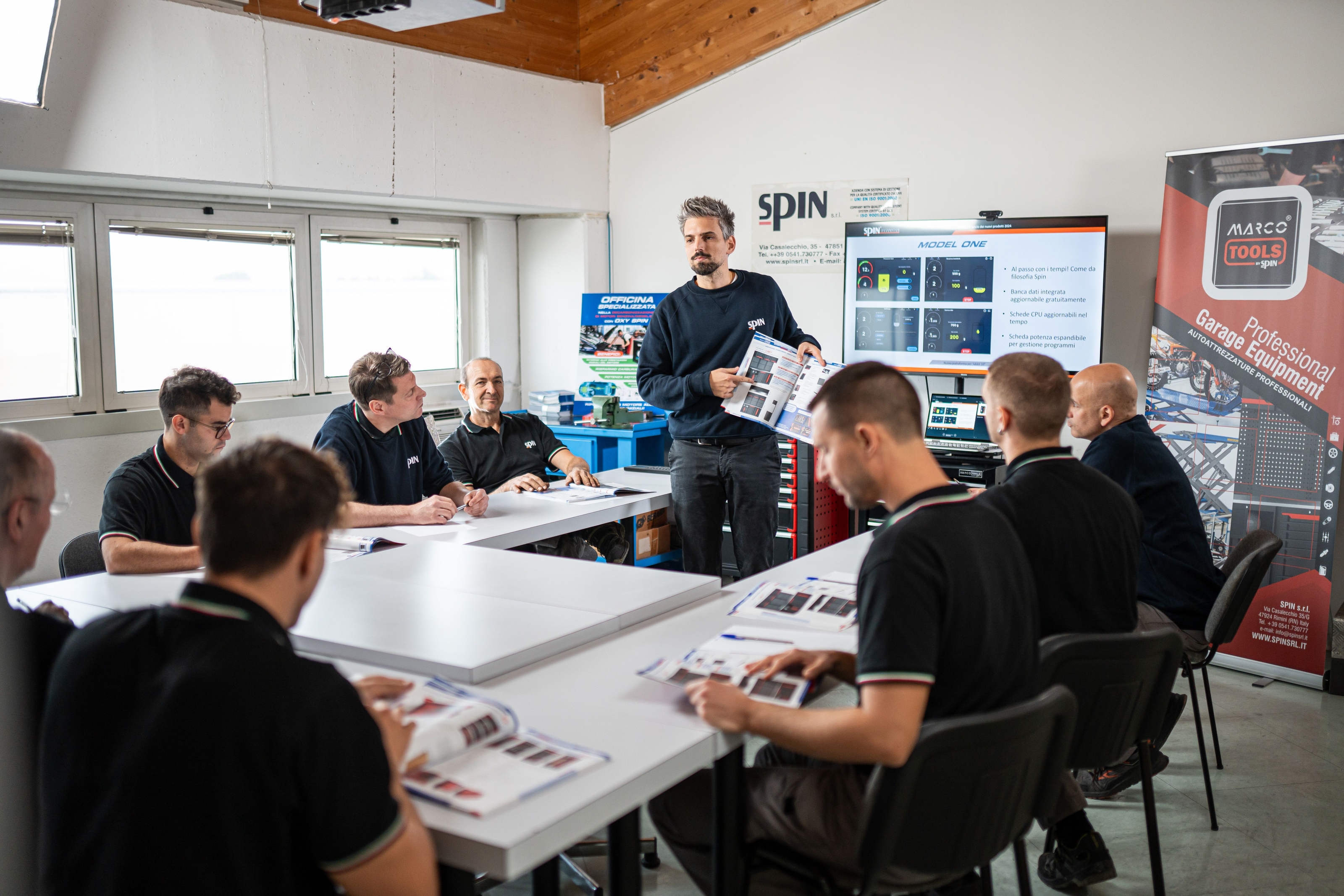 Sessione di formazione tecnica Spin dedicata alle attrezzature professionali per officine