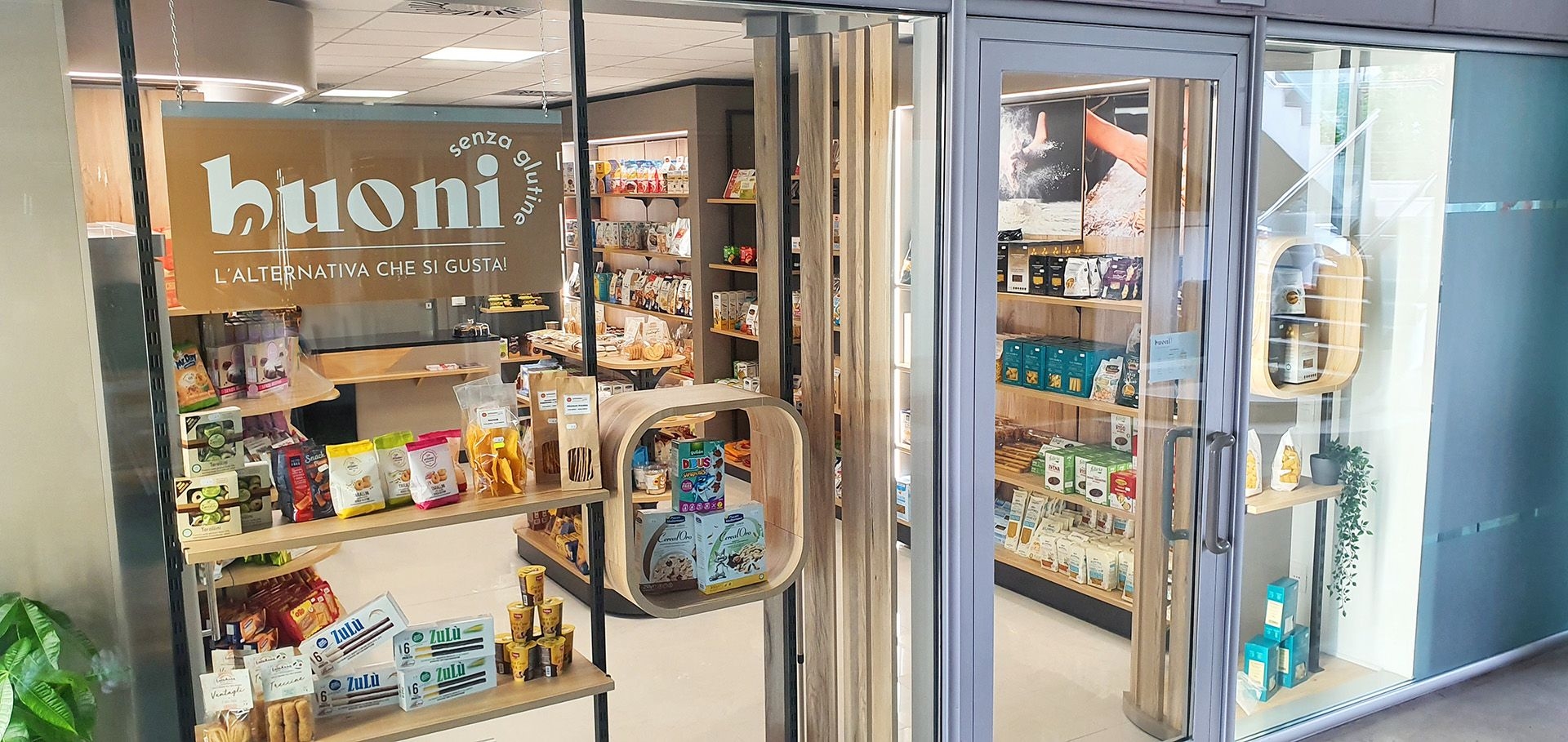 Ingresso del punto vendita Buoni senza glutine con scaffali dedicati ad alimenti per celiaci e intolleranti