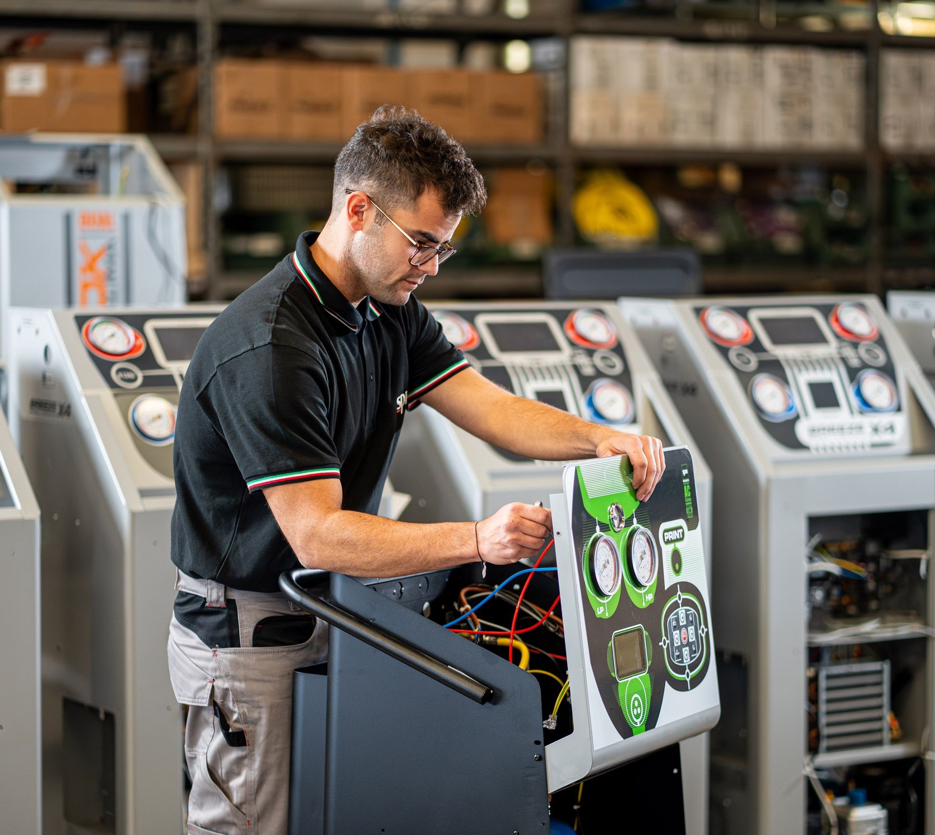 Tecnico Spin durante l’utilizzo di un’attrezzatura professionale per officine