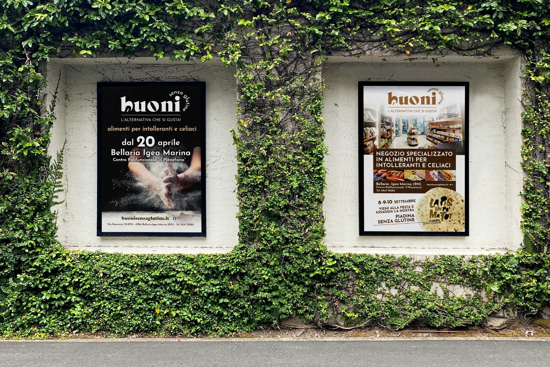 Manifesti pubblicitari di Buoni senza glutine esposti su una parete ricoperta di vegetazione