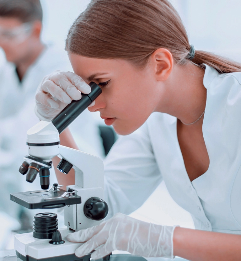 Tecnica di laboratorio osserva un campione al microscopio
