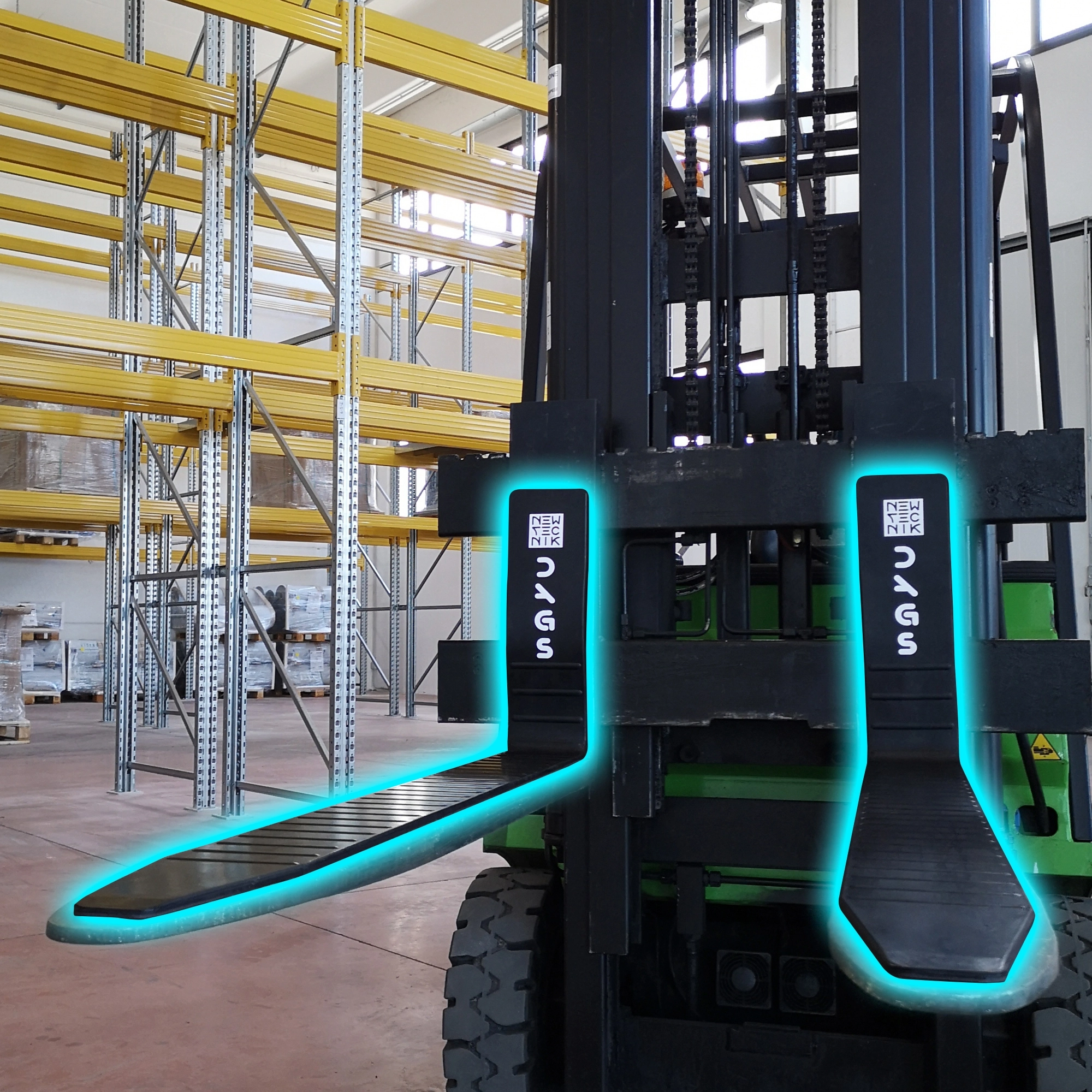 Forche di un carrello elevatore con protezioni DAGS Newtecnik illuminate