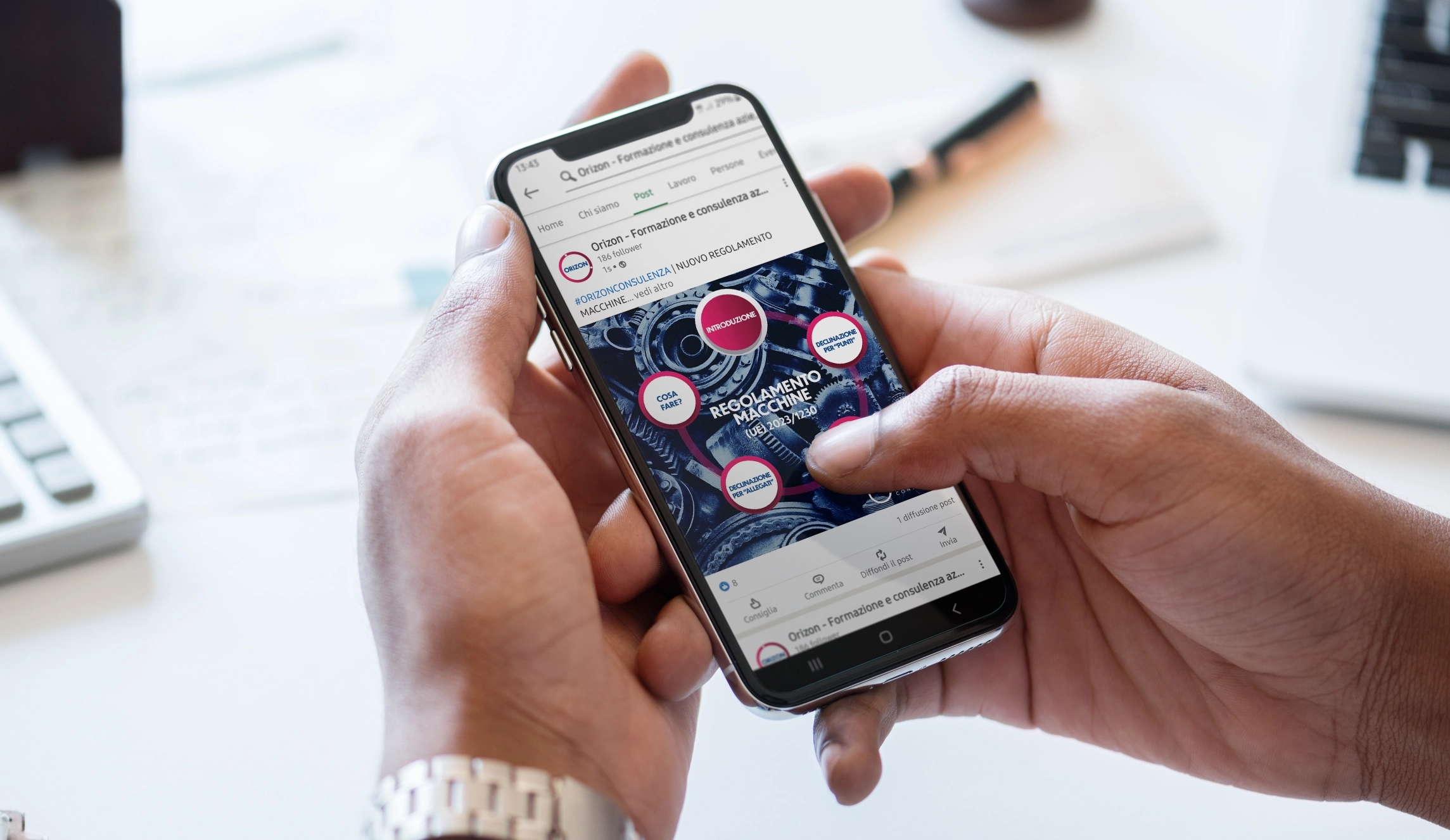 Post LinkedIn Orizon sul regolamento macchine visualizzato su smartphone