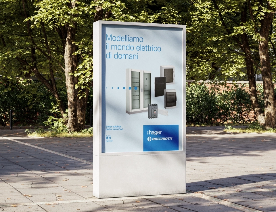 Pannello pubblicitario Hager Bocchiotti per soluzioni elettriche in un parco urbano