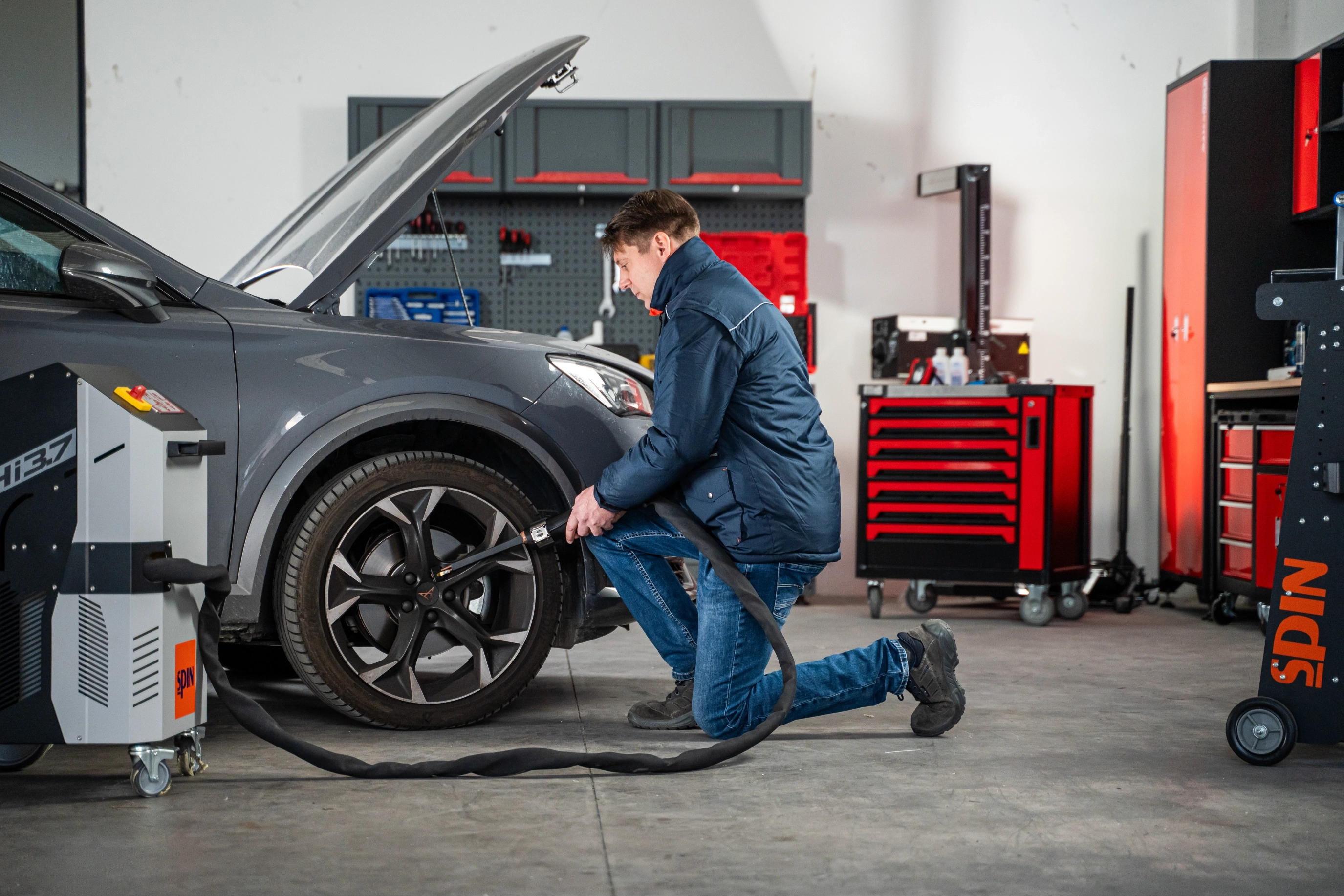 Tecnico Spin interviene sulla ruota di un’auto in officina